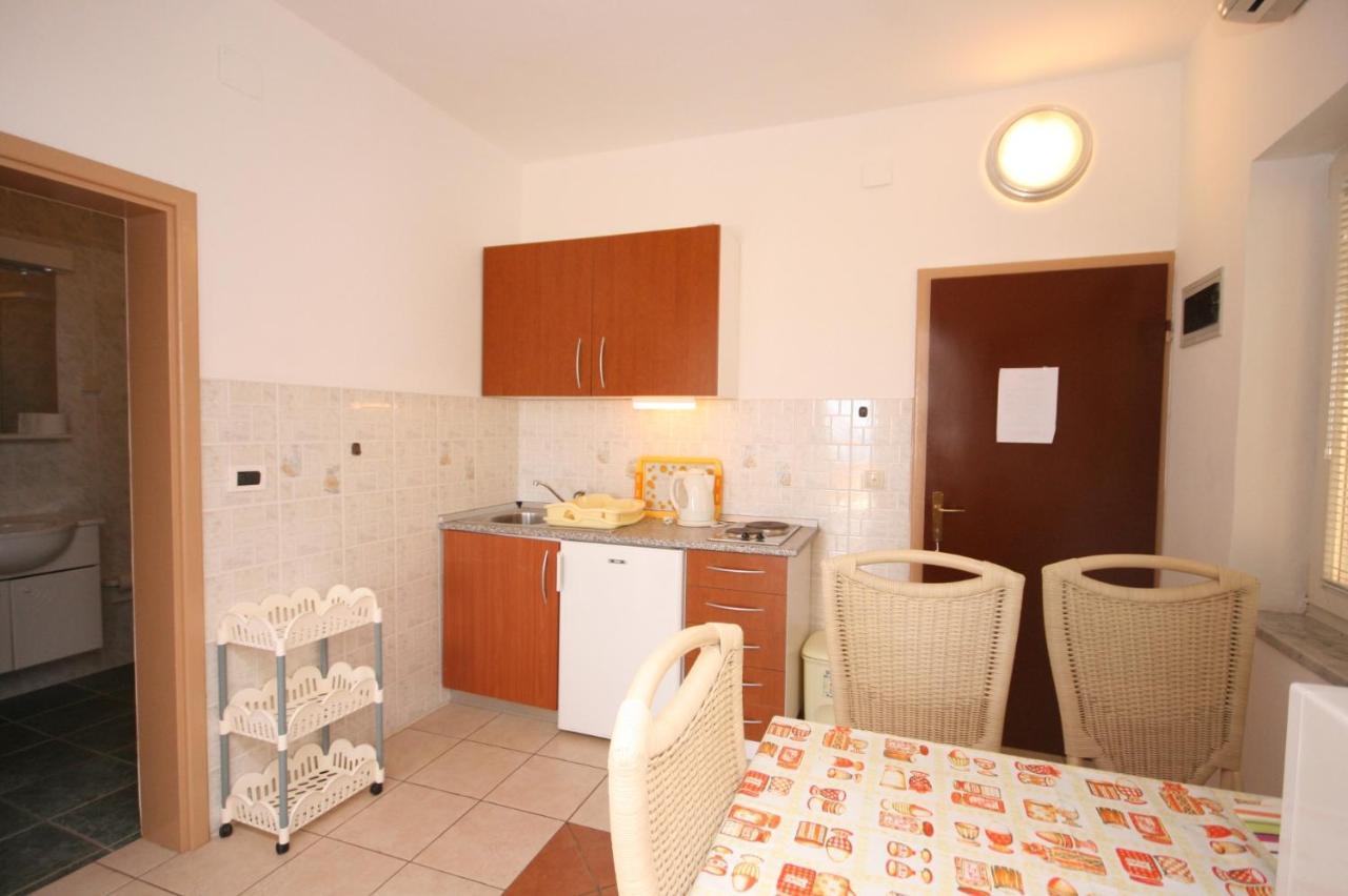 Apartments And Rooms With Parking Space Mandre, Pag - 6309 كولان المظهر الخارجي الصورة